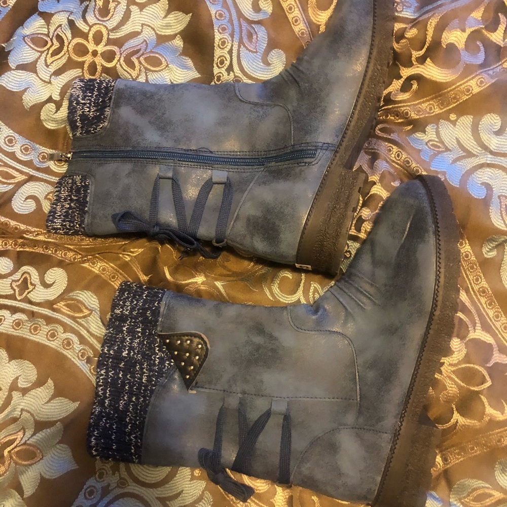 Boots!!! 💙💙💙 SOLD
